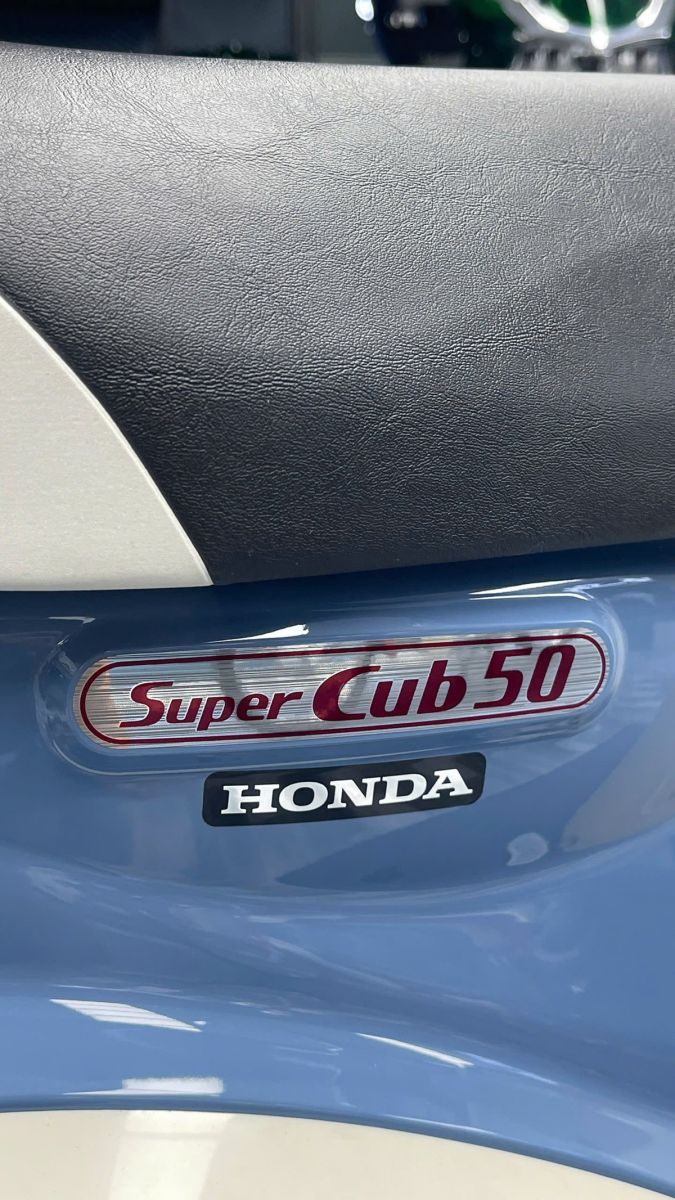 logo Super Cub màu đỏ nguyên bản