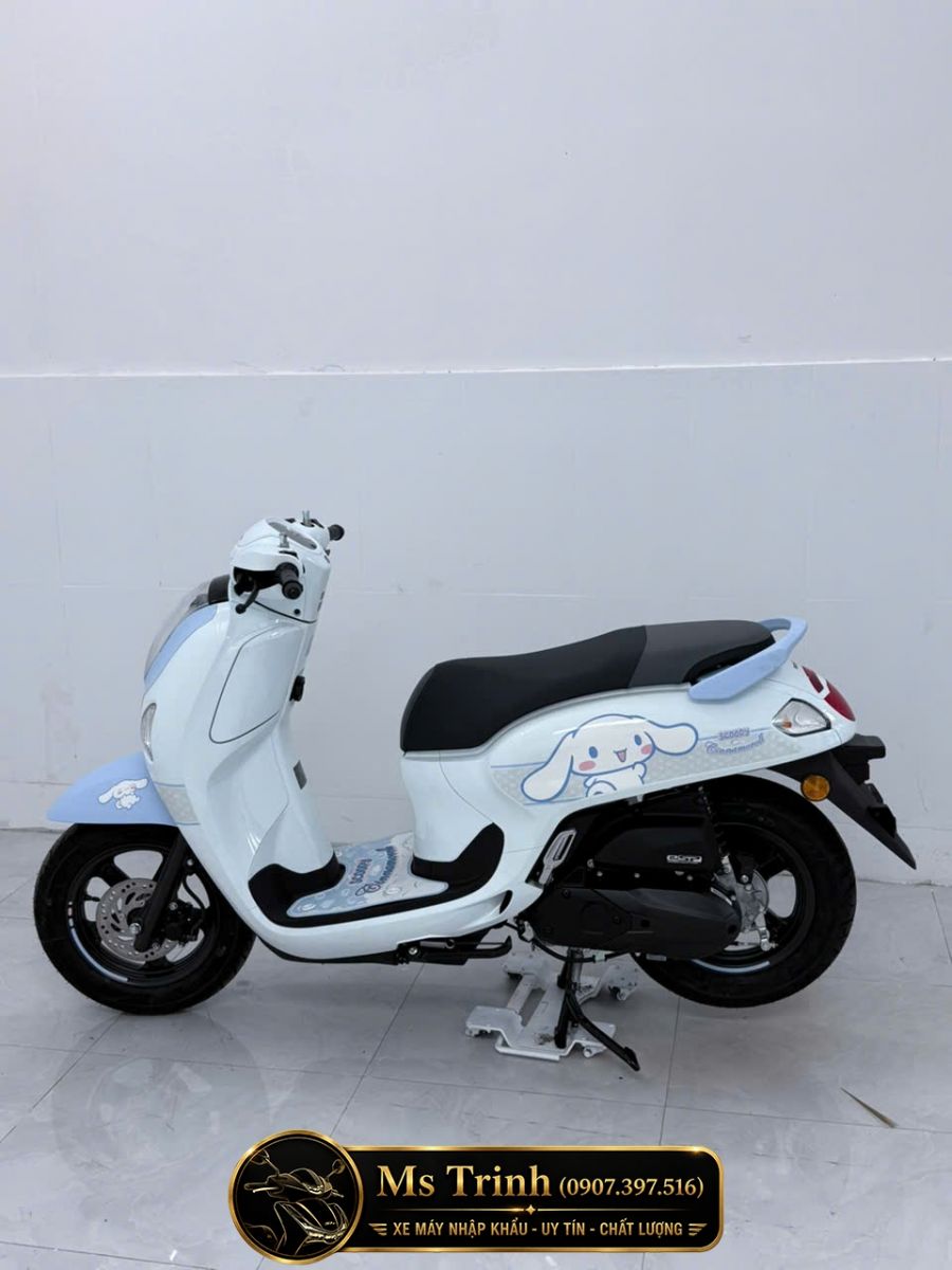 Honda Scoopy Cinnamoroll 2026 Đồng Tháp nổi bật với tem Sanrio xanh trắng giới hạn.