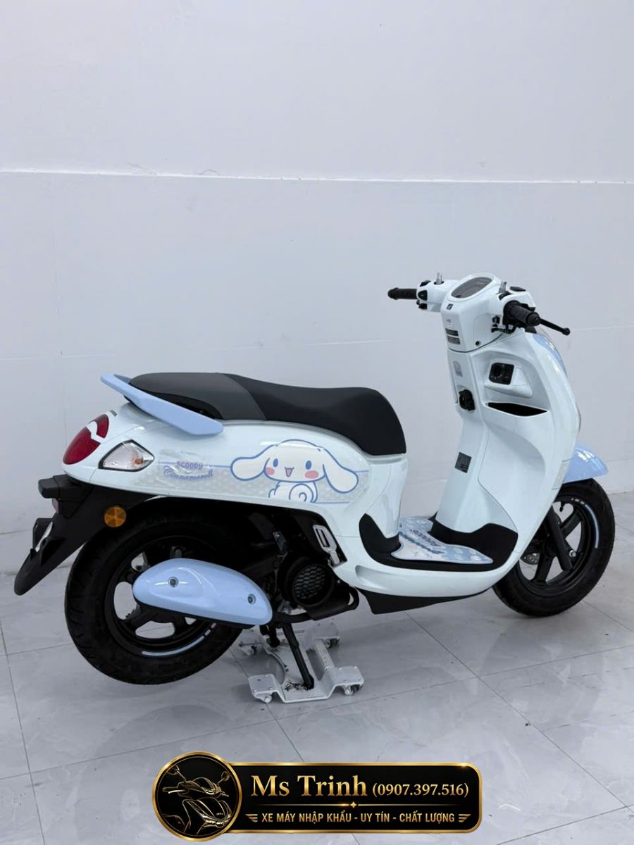 Honda Scoopy Cinnamoroll 2026 góc hông trái thể hiện bộ tem Sanrio độc quyền