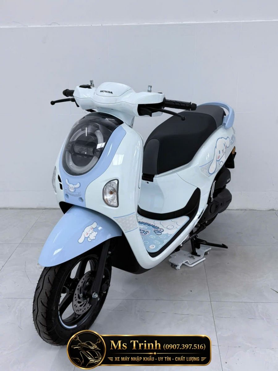 Honda Scoopy Cinnamoroll 2026 góc ba phần tư trước khoe thiết kế Sanrio đặc biệt