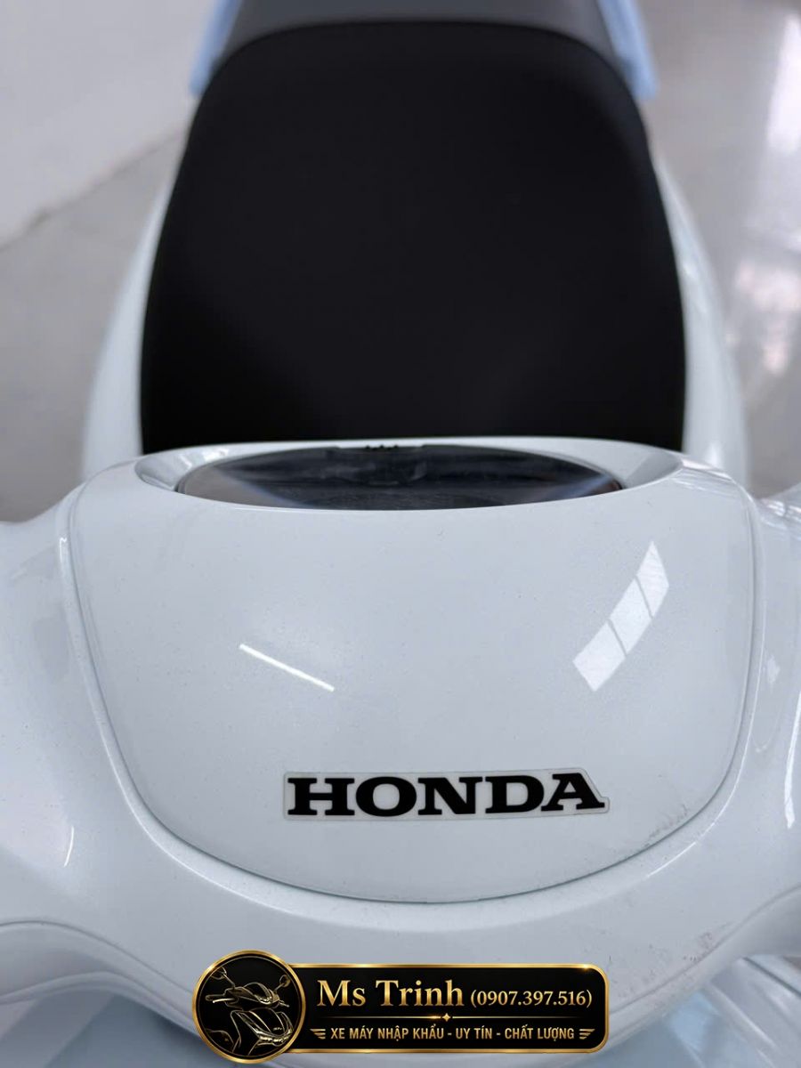 Logo Honda phía sau tay lái Scoopy Cinnamoroll hoàn thiện sắc nét và tinh tế
