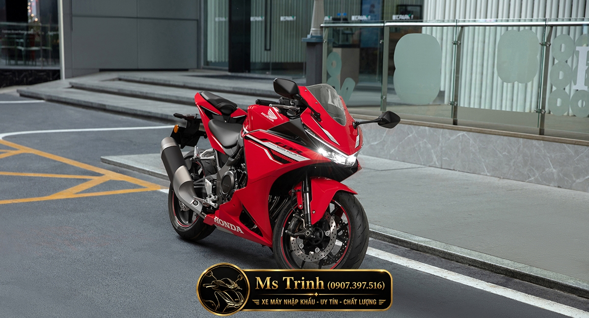 Góc nhìn ngang Honda CBR500R FOUR cho thấy tỷ lệ thân xe cân đối và đậm chất sportbike Honda CBR500R FOUR 2026 có dàn áo khí động học và dáng xe thể thao cân đối