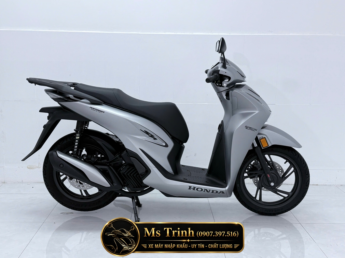 Honda SH150i Special Edition HMR màu bạc nhập Ý với dáng xe thanh lịch