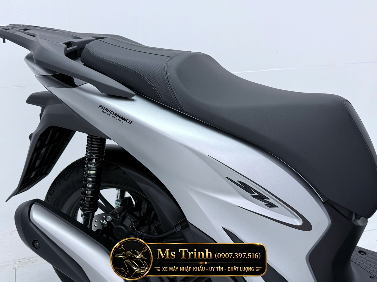 Tem hông Honda SH150i nhập Ý màu bạc với biểu tượng HMR đặc trưng