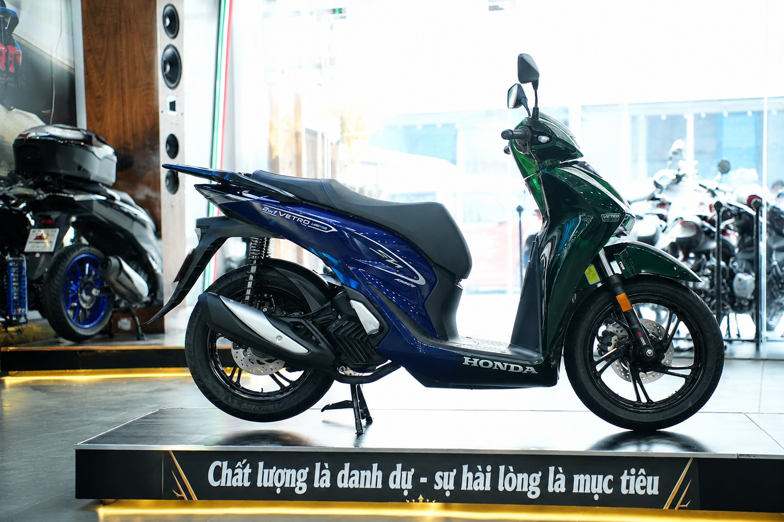 Honda SH150i Green Sapphire Limited với phối màu hai vùng Cận cảnh Honda SH150i Green Sapphire phối hai sắc xanh Vetro đặc trưng