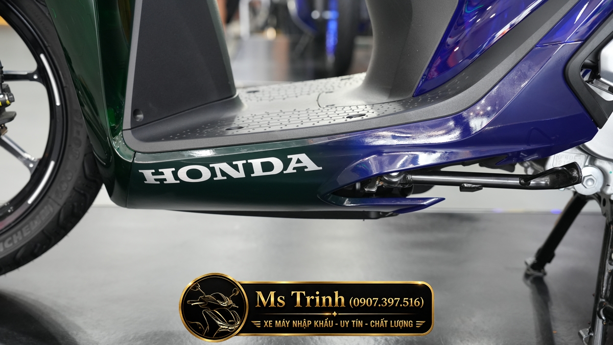 Hiệu ứng hai sắc xanh trên Honda SH150i Super Vetro Green Sapphire Sự kết hợp Vetro Green và Blue Sapphire trên SH150i Italy Limited