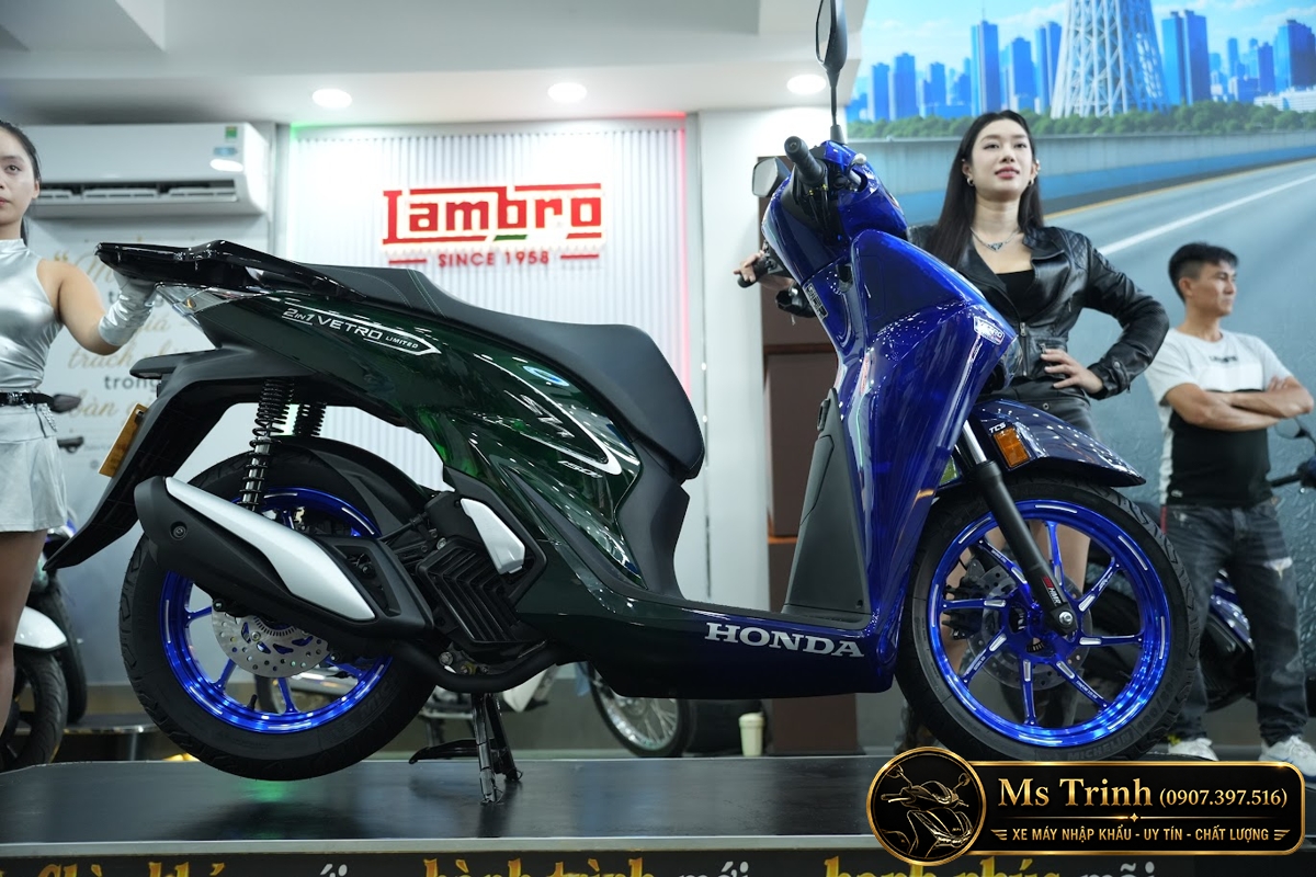 Góc ngang Honda SH150i Super Vetro thể hiện trọn hai màu Thân ngang SH150i Sapphire Green cho thấy rõ phối màu Super 2 in 1