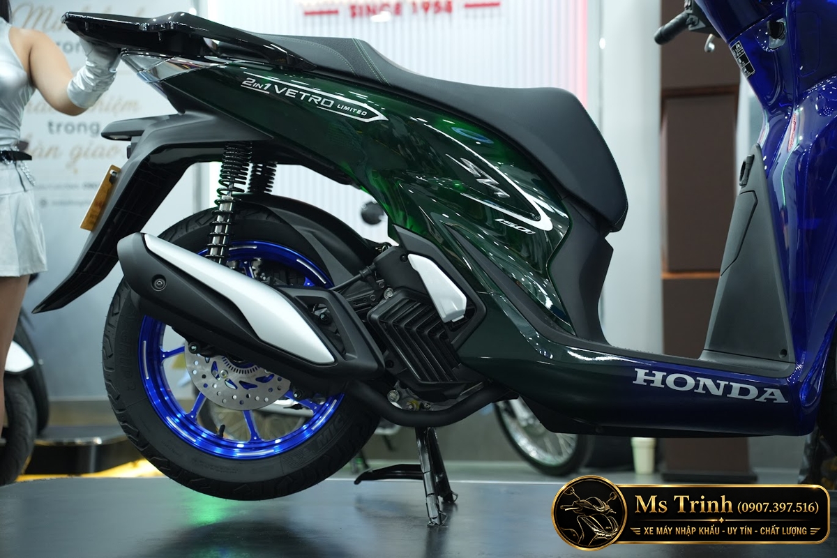 Khác biệt giữa SH150i Super Vetro và cấu hình Vetro đơn sắc Honda SH150i Sapphire Green thay đổi sắc thái theo từng hướng quan sát