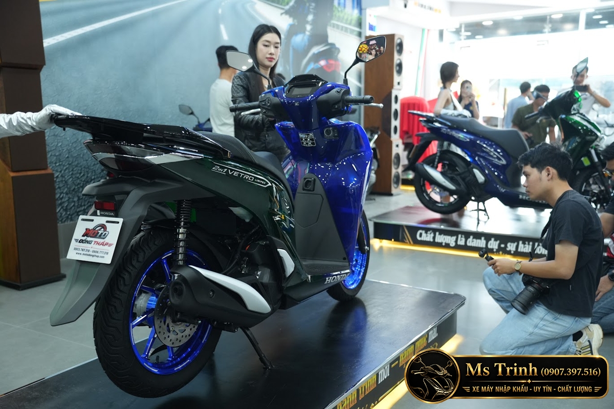 Honda SH150i Italy Super Vetro Sapphire Green phiên bản Limited Toàn cảnh Honda SH150i Sapphire Green với hai màu Vetro và tem giới hạn