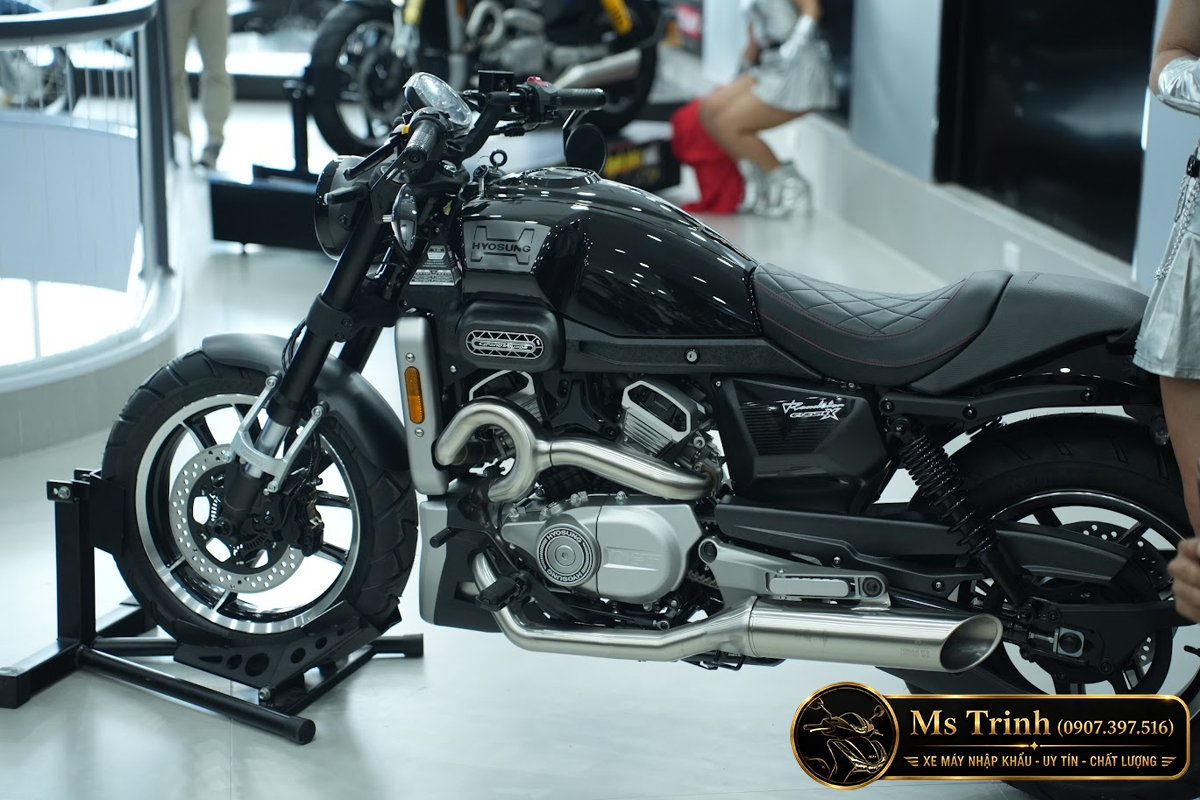 Hyosung GV350X màu đen sở hữu diện mạo mạnh mẽ, sang trọng và đậm chất cruiser.
