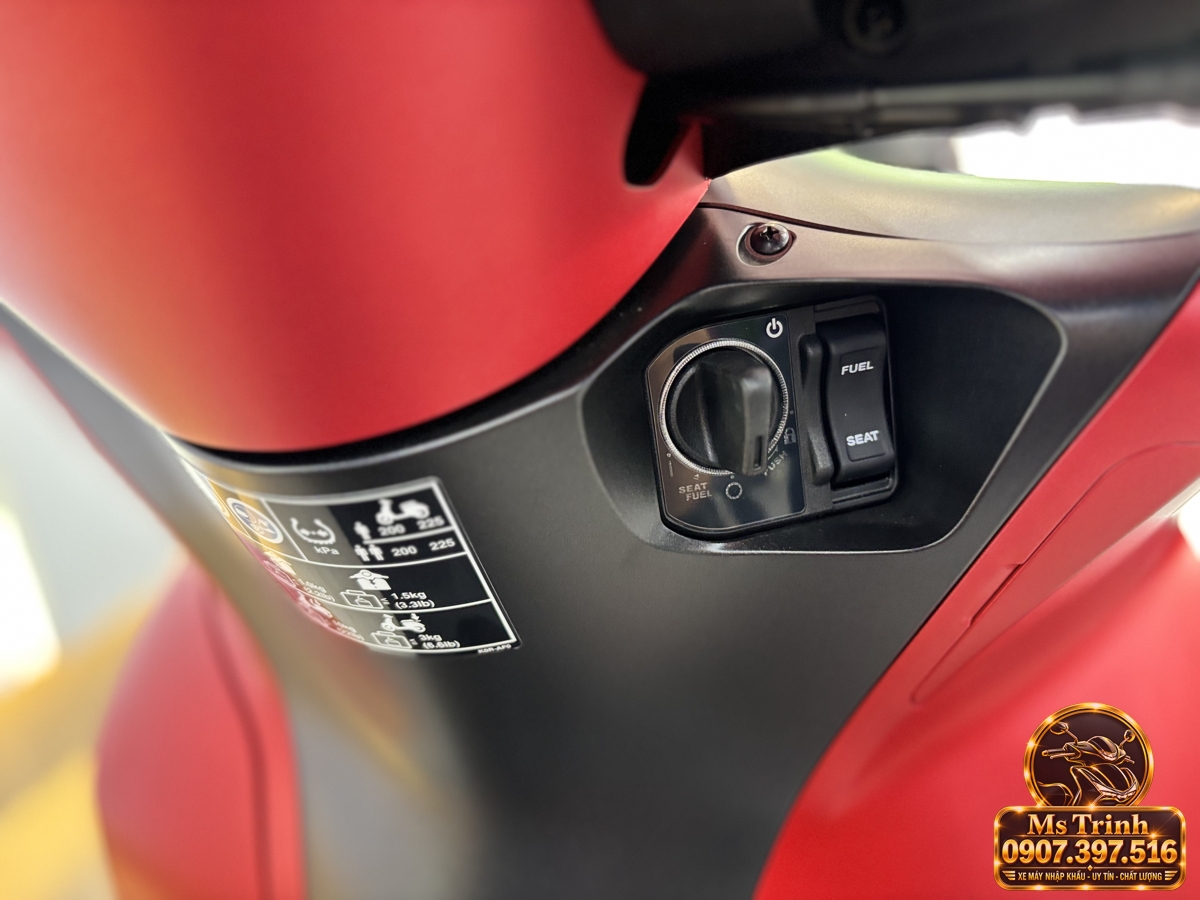 Cụm khóa thông minh Honda SH150i Ý đỏ model 2027 Núm điều khiển khóa thông minh Smart Key đặt trên yếm trong của xe Honda SH150i màu đỏ
