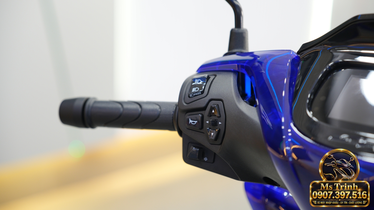 Chi tiết xe SH150i Vetro Blue Sapphire đời 2027 số 1448 Hình ảnh SH150i Vetro Blue Sapphire đời 2027 với các mảng thân xe màu xanh đặc trưng