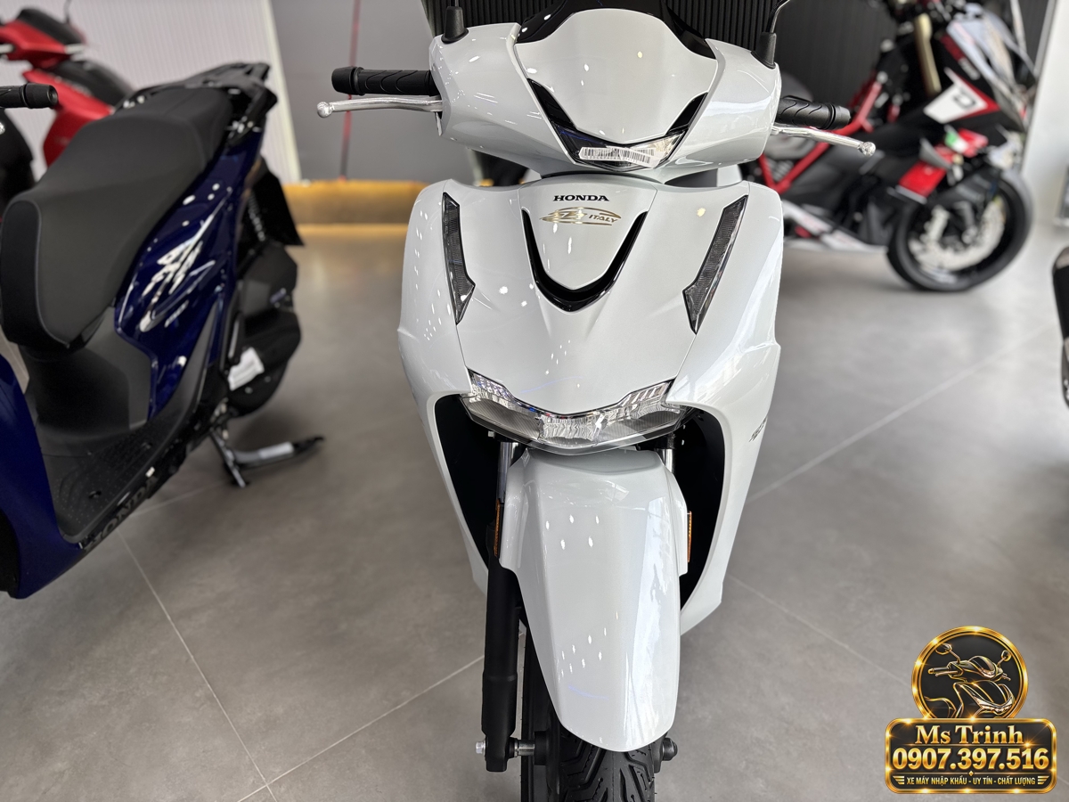 Mặt nạ SH150i Ý 2027 màu trắng với tem vàng và chi tiết đen Cận cảnh mặt nạ Honda SH150i Ý 2027 màu trắng phối viền đen, logo Honda và họa tiết vàng