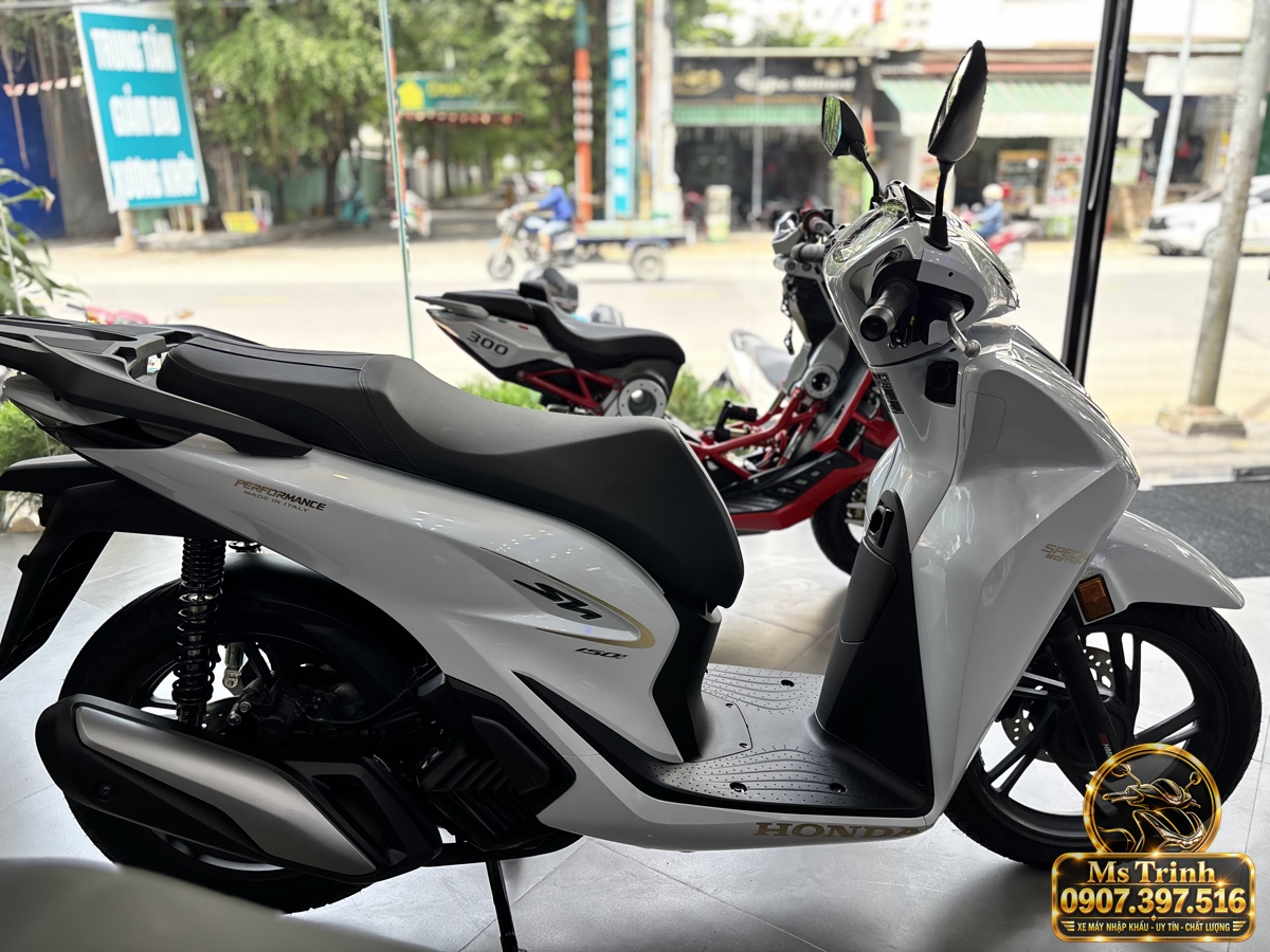 Honda SH150i Ý 2027 màu trắng nhập khẩu nguyên chiếc tại CubShop Premium Toàn cảnh SH150i Ý 2027 màu trắng nhập khẩu với dàn áo sáng, yên đen và kiểu dáng thanh lịch