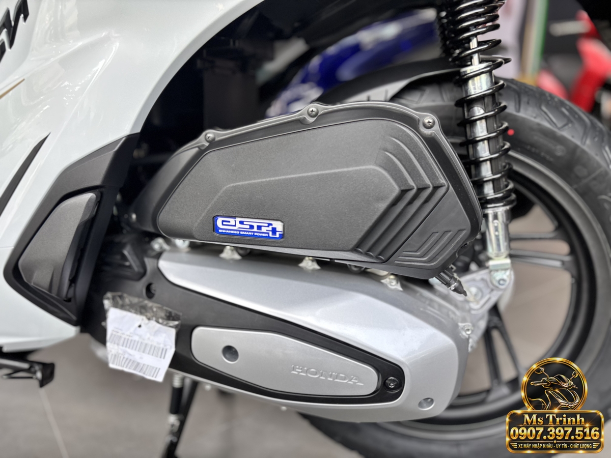 Nắp truyền động eSP+ của Honda SH150i Ý 2027 màu trắng Cận cảnh nắp truyền động mang logo eSP+ trên Honda SH150i Ý 2027 màu trắng