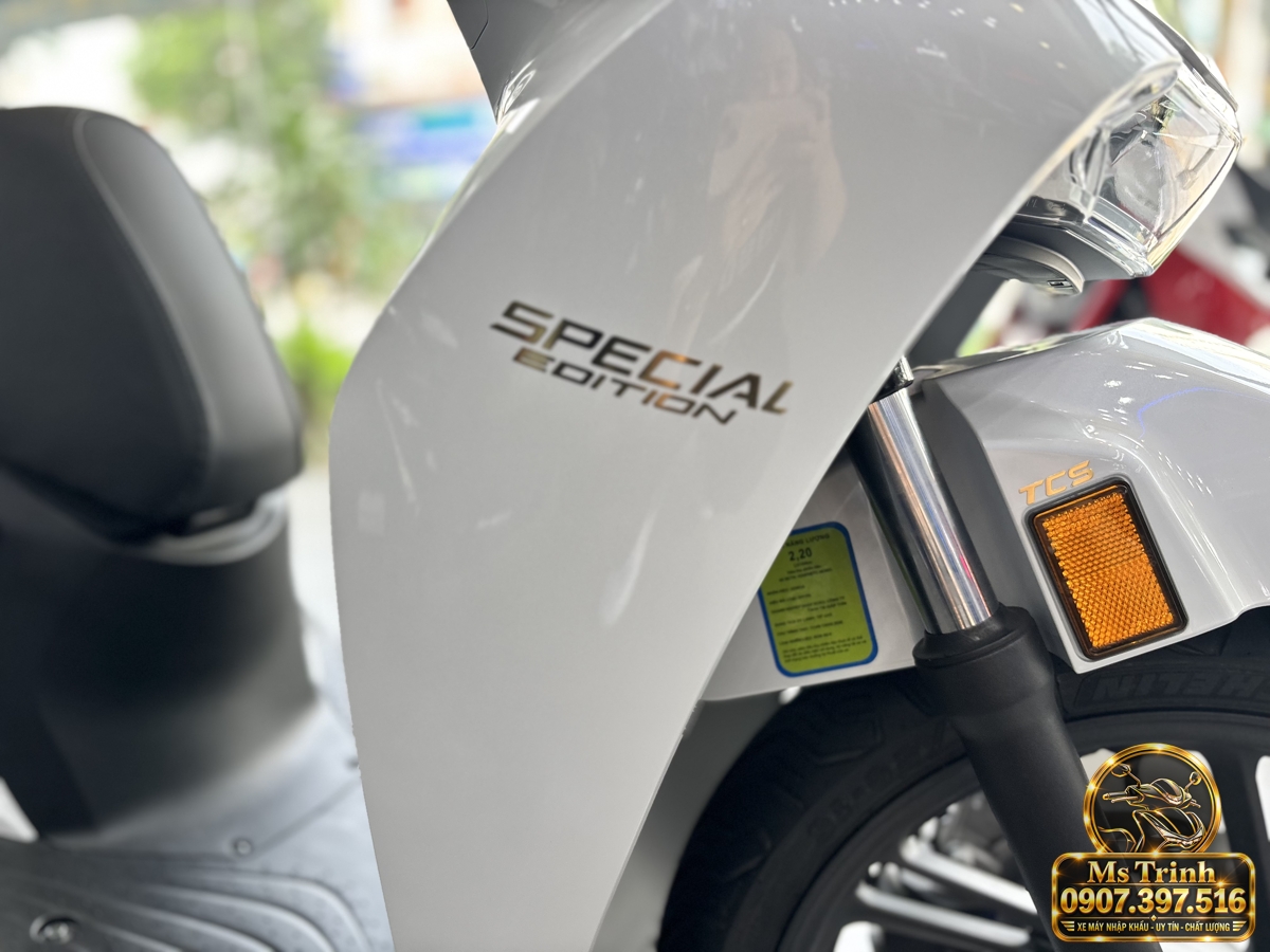 Hệ thống HSTC trên Honda SH150i nhập Ý 2027 Hình ảnh Honda SH150i nhập Ý 2027 màu trắng minh họa công nghệ kiểm soát lực kéo HSTC