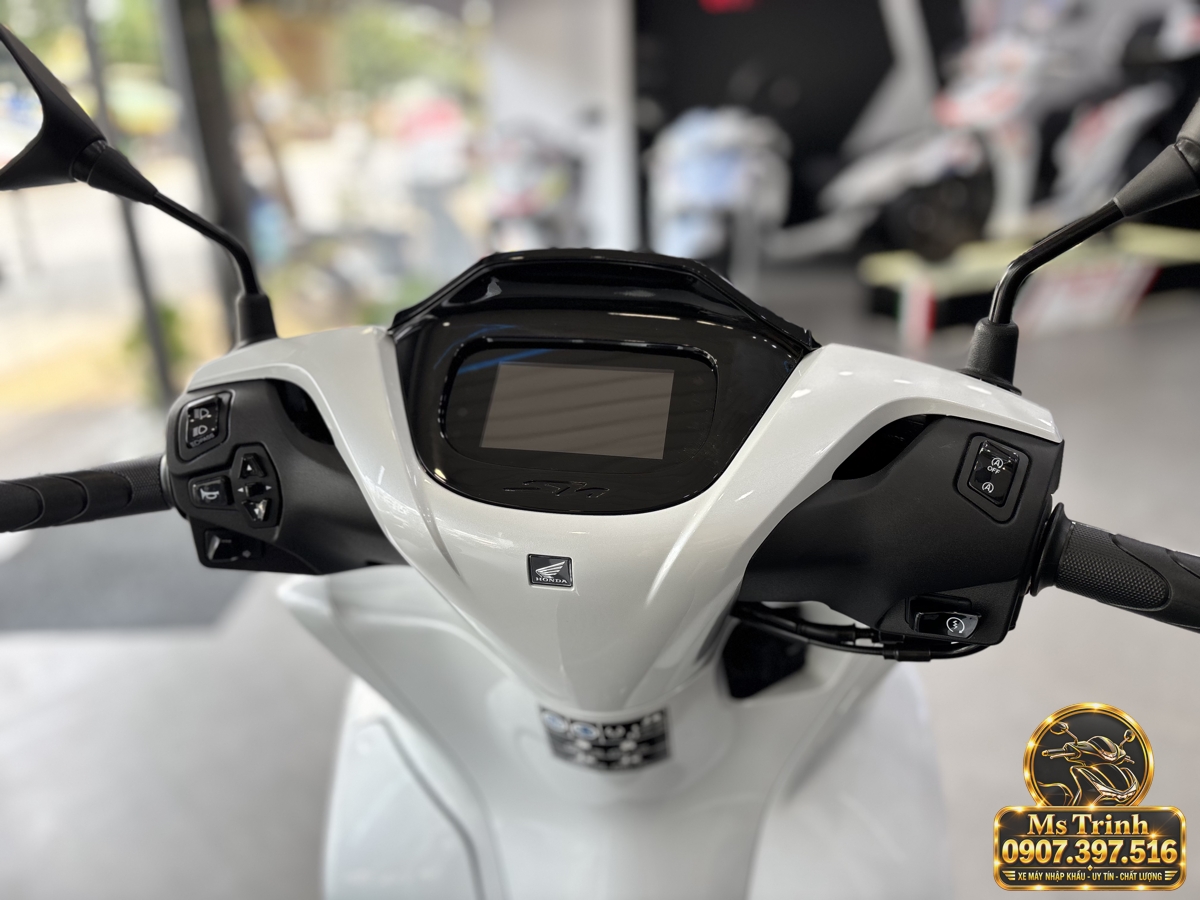 Cụm đồng hồ TFT và tay lái Honda SH150i Ý trắng 2027 Khu vực tay lái Honda SH150i Ý 2027 màu trắng với màn hình đồng hồ và cụm công tắc điều khiển