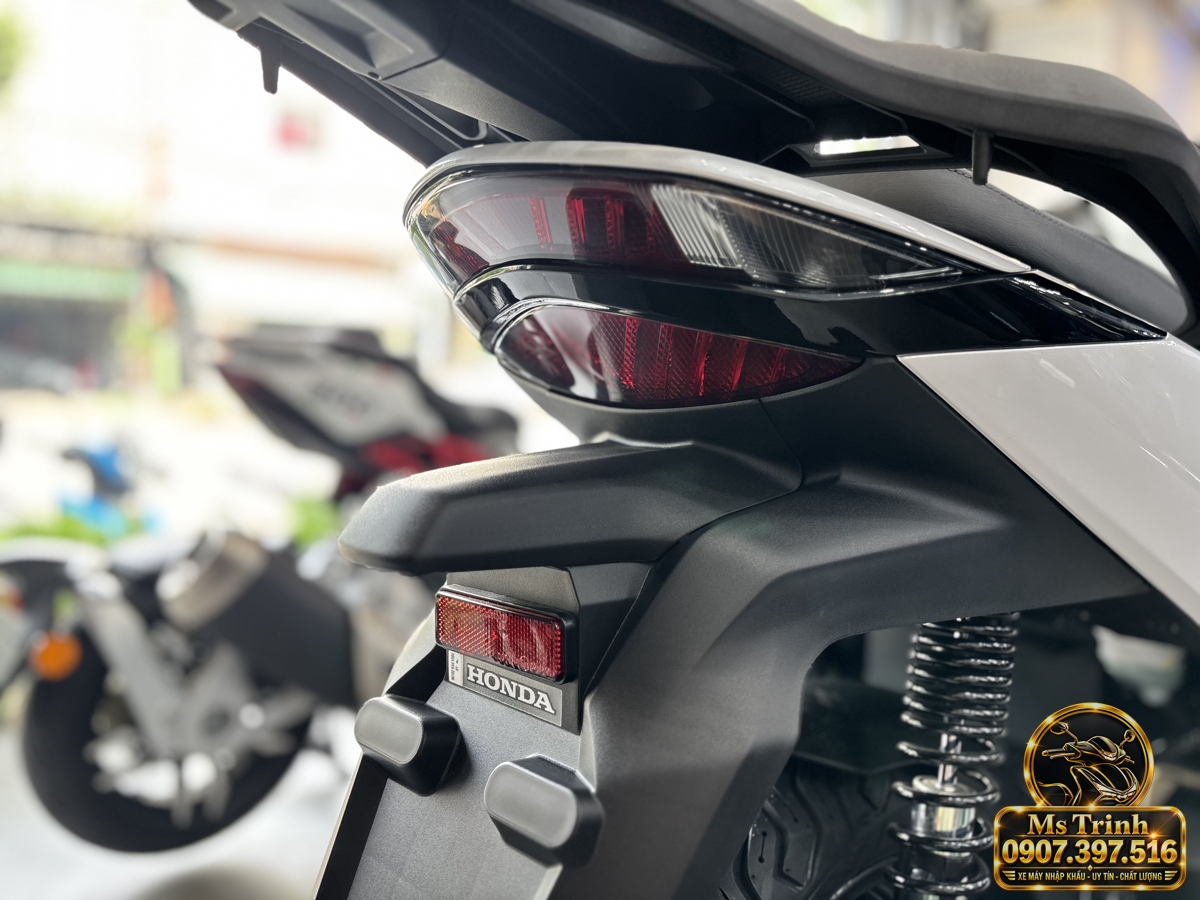 Honda SH150i Ý trắng model 2027 ảnh số 6671 Hình ảnh Honda SH150i Ý trắng model 2027 với phối màu nguyên bản tại showroom