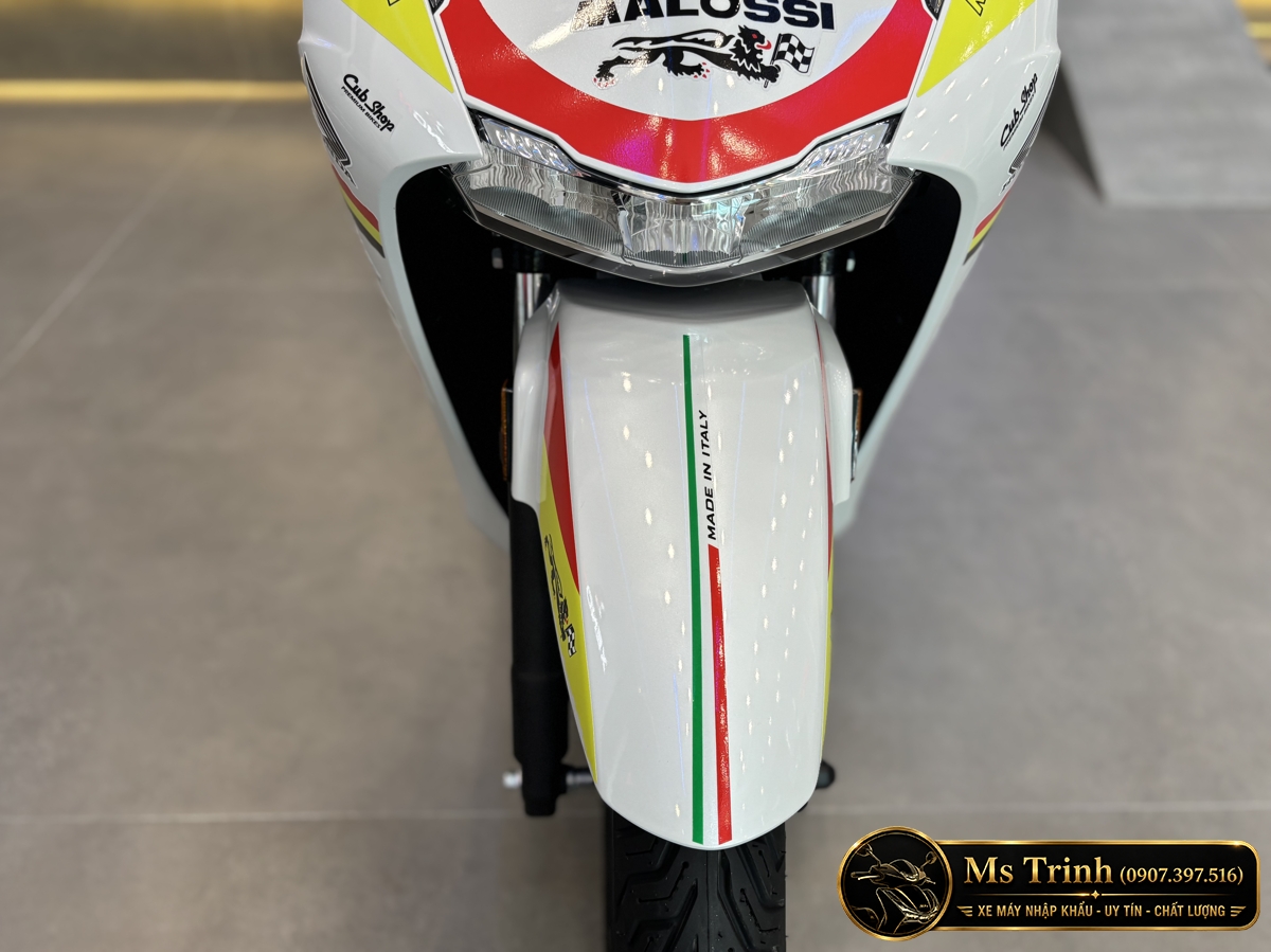 Dè trước Honda SH150 Malossi với dải màu cờ Ý và dòng chữ Made in Italy Dè trước Honda SH150 Malossi với dải màu cờ Ý và dòng chữ Made in Italy