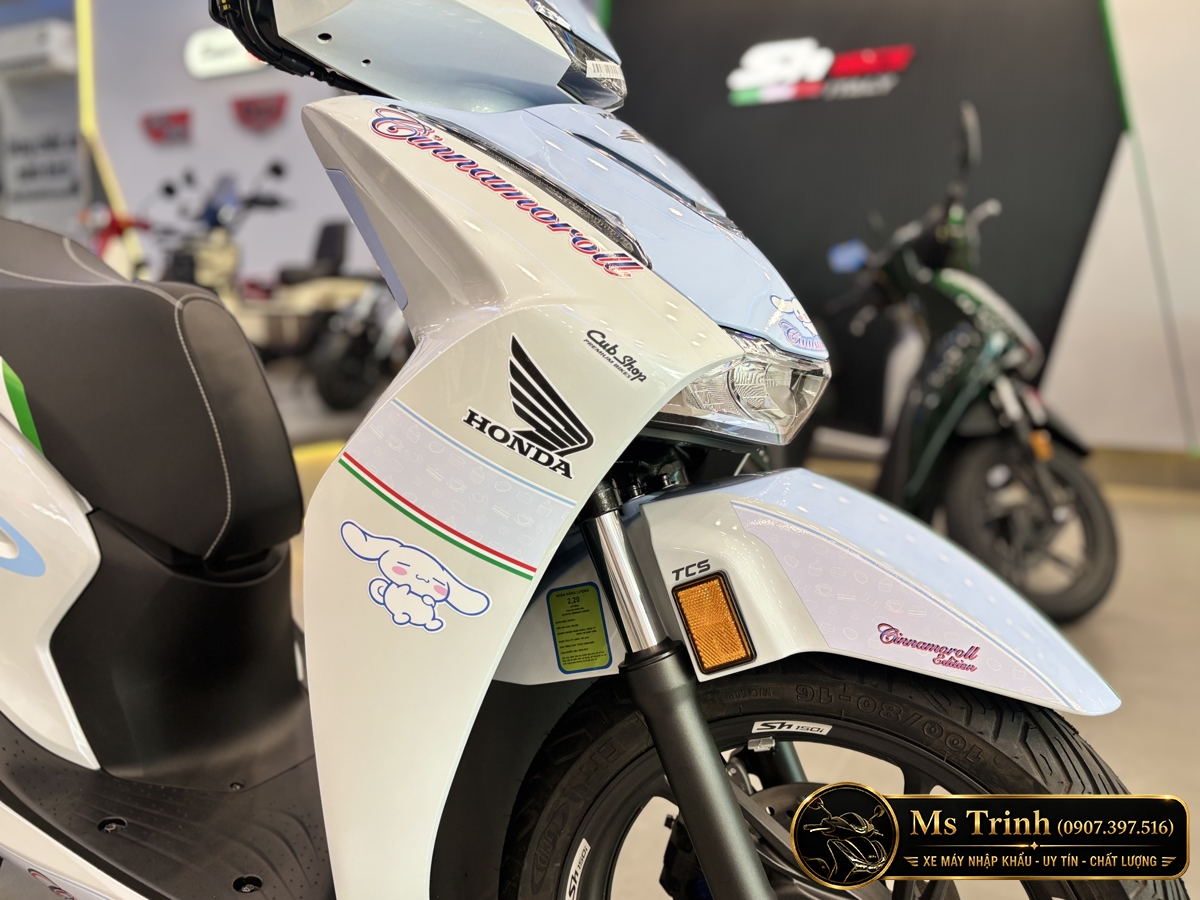 Tem logo Honda và họa tiết custom trên áo trước SH150 Ý 2026 Cinnamoroll.