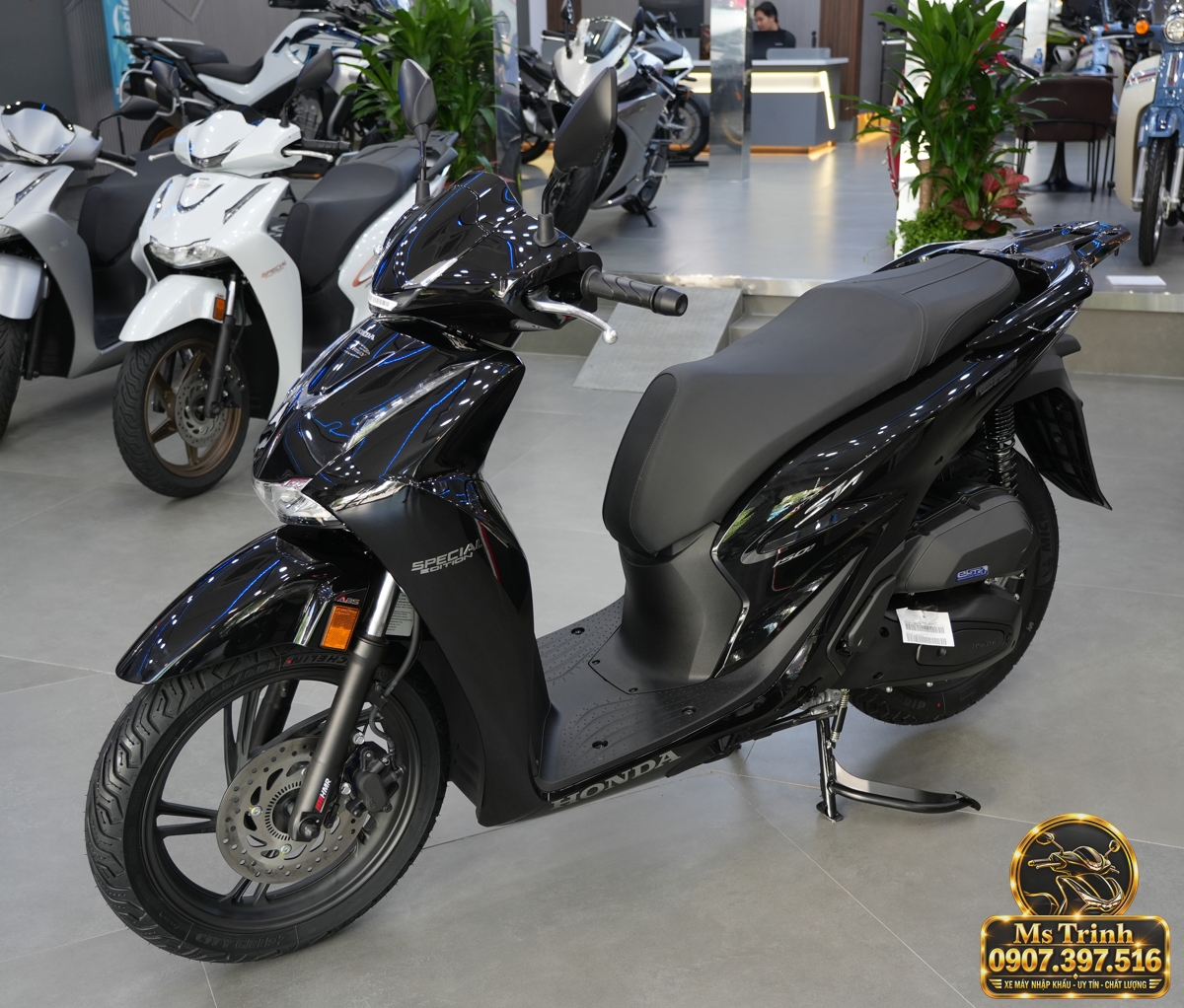 Honda SH150i đen bóng giữ dáng bánh lớn đặc trưng, phù hợp nhu cầu đi lại hằng ngày.