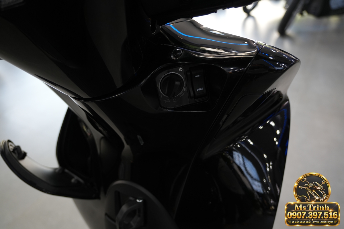 Cụm điều khiển trên Honda SH150i hỗ trợ thao tác các tiện ích màn hình và kết nối điện thoại.