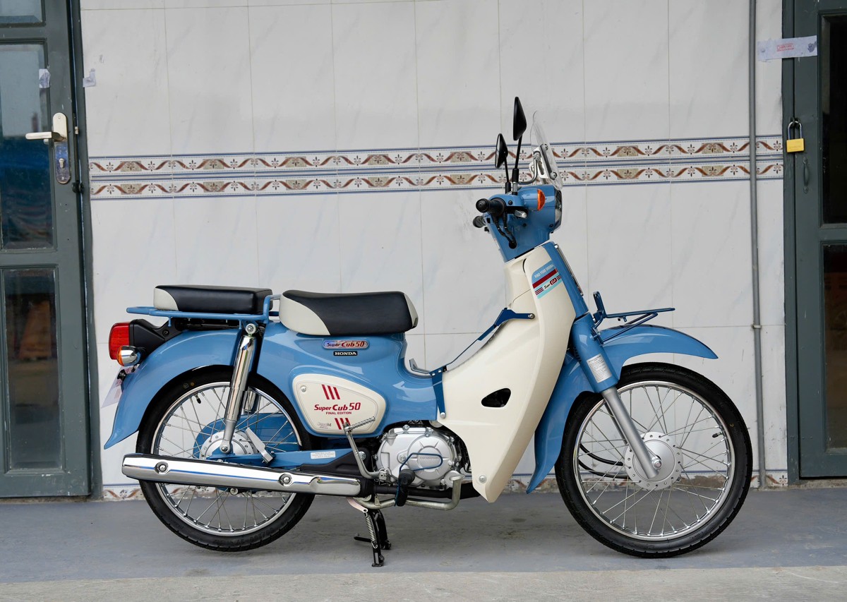 Honda Super Cub 50 Final Edition bản custom phối xanh kem nhìn chéo phía sau