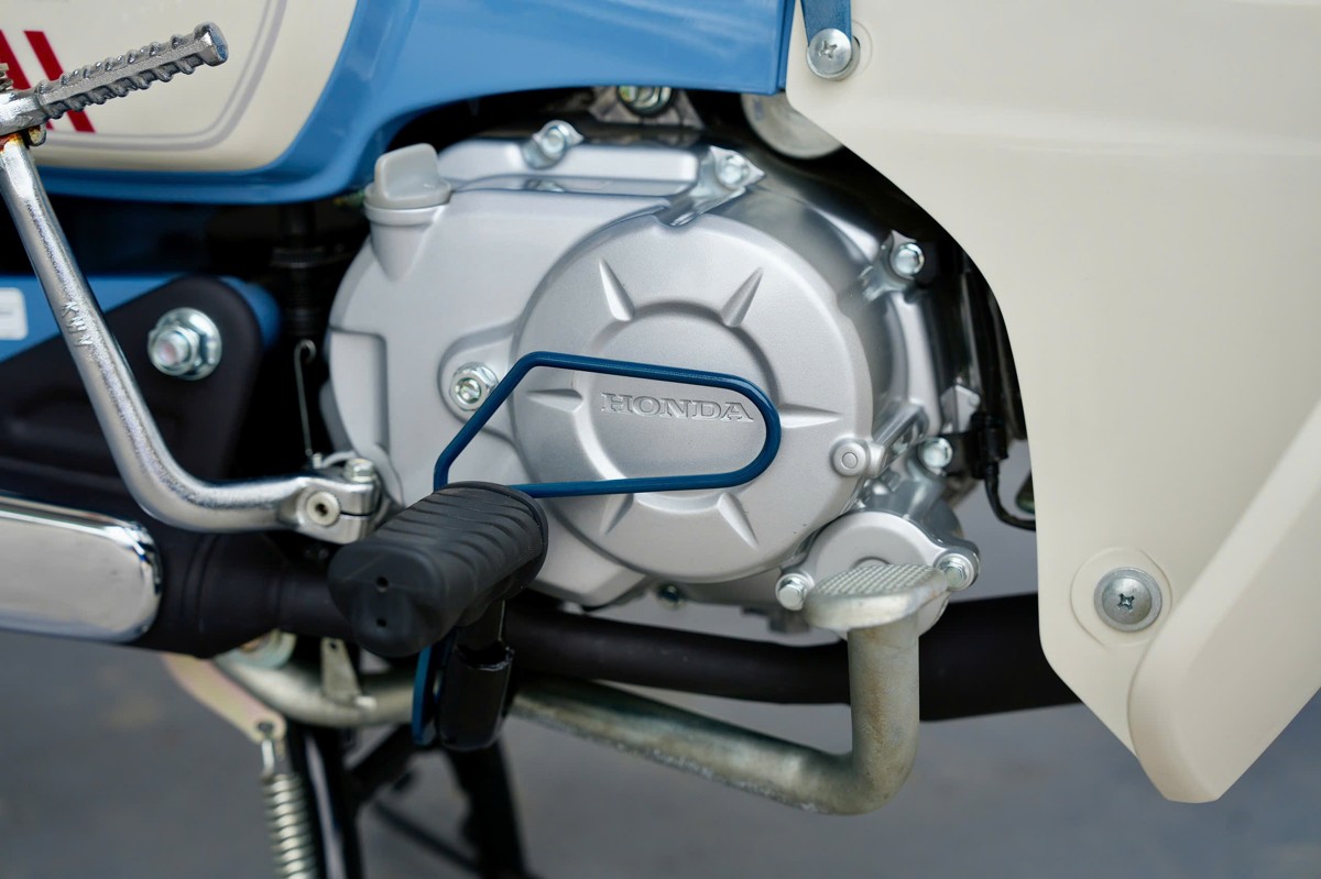 Cận cảnh lốc máy Honda trên Super Cub 50 Final Edition Nhật