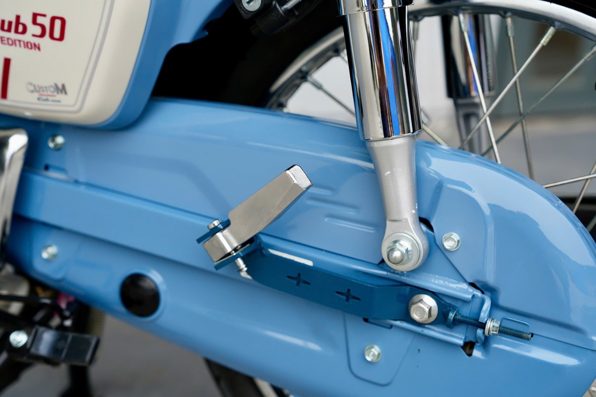 Gác chân phụ phía sau trên Honda Cub 50 Final Edition custom