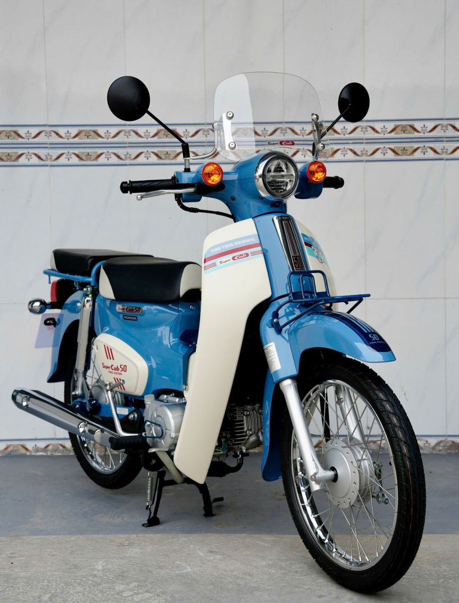 Phần đầu Honda Super Cub 50 Final Edition có kính chắn gió và baga trước