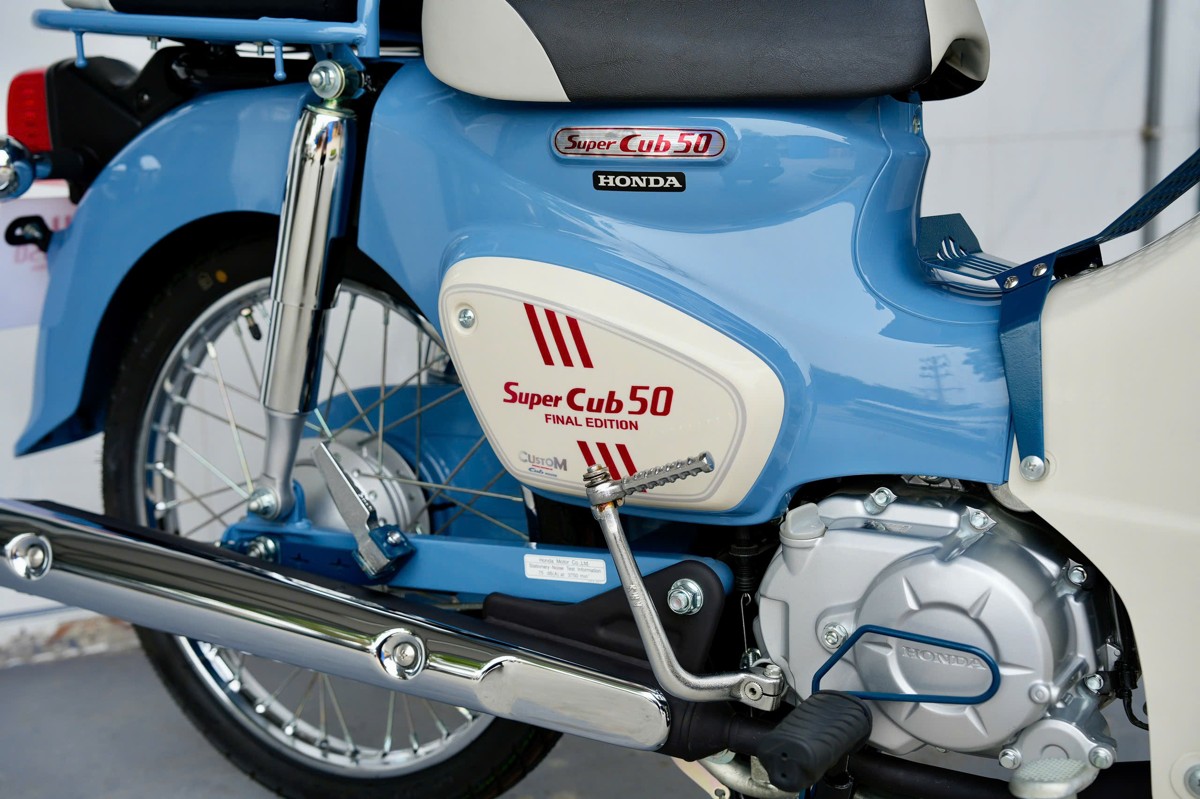 Logo Super Cub 50 và tem Final Edition nổi bật trên thân xe xanh