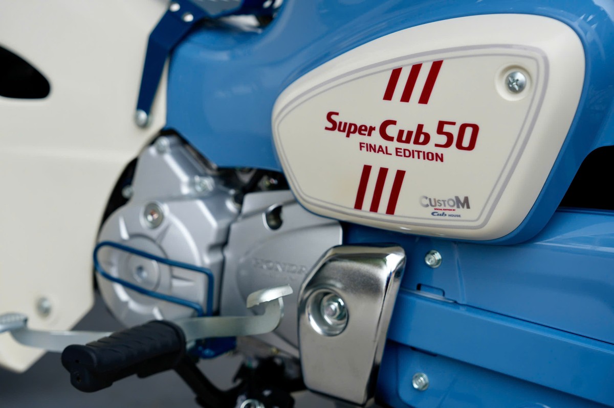 Ốp hông Super Cub 50 Final Edition với họa tiết đỏ đặc trưng