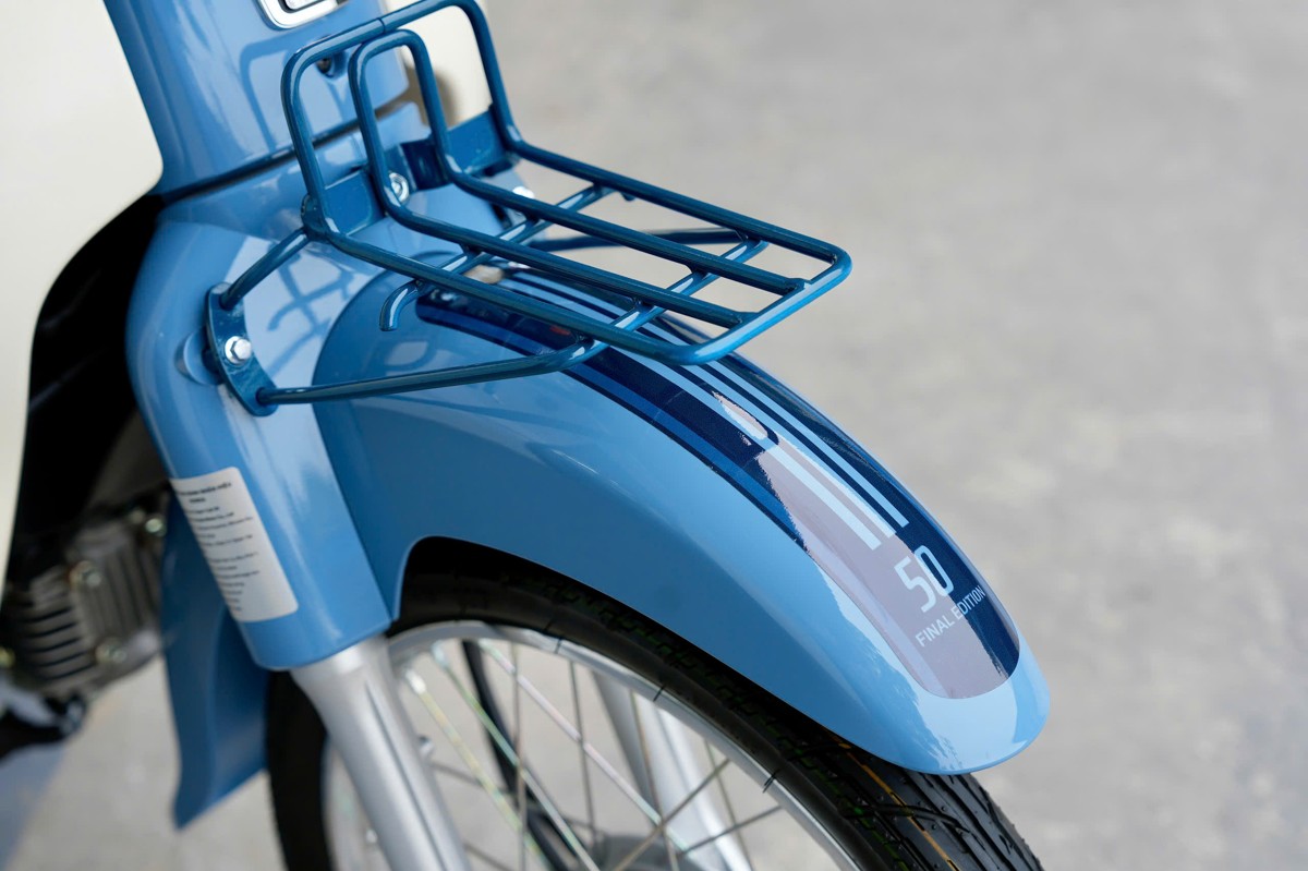 Baga trước màu xanh trên dè Honda Cub 50 Final Edition 2026