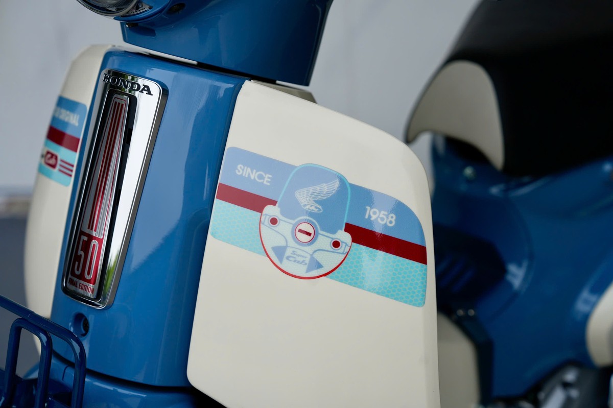Họa tiết Since 1958 trên yếm Honda Super Cub 50 Final Edition