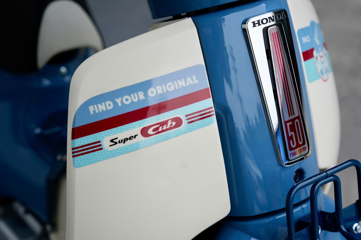 Tem Find Your Original trên yếm Honda Cub 50 Nhật Final Edition