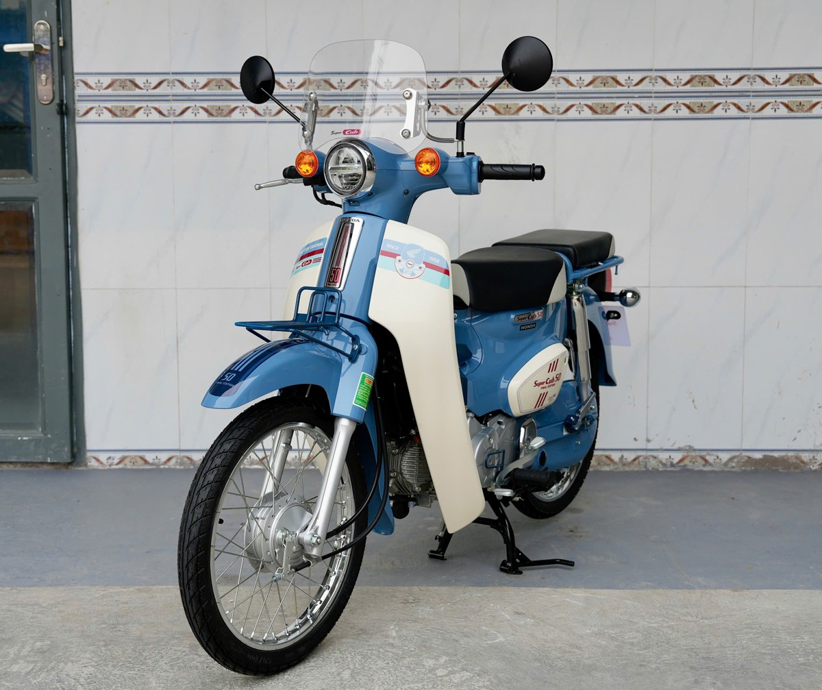Honda Cub 50 Final Edition 2026 phối xanh trắng với phong cách Nhật cổ điển
