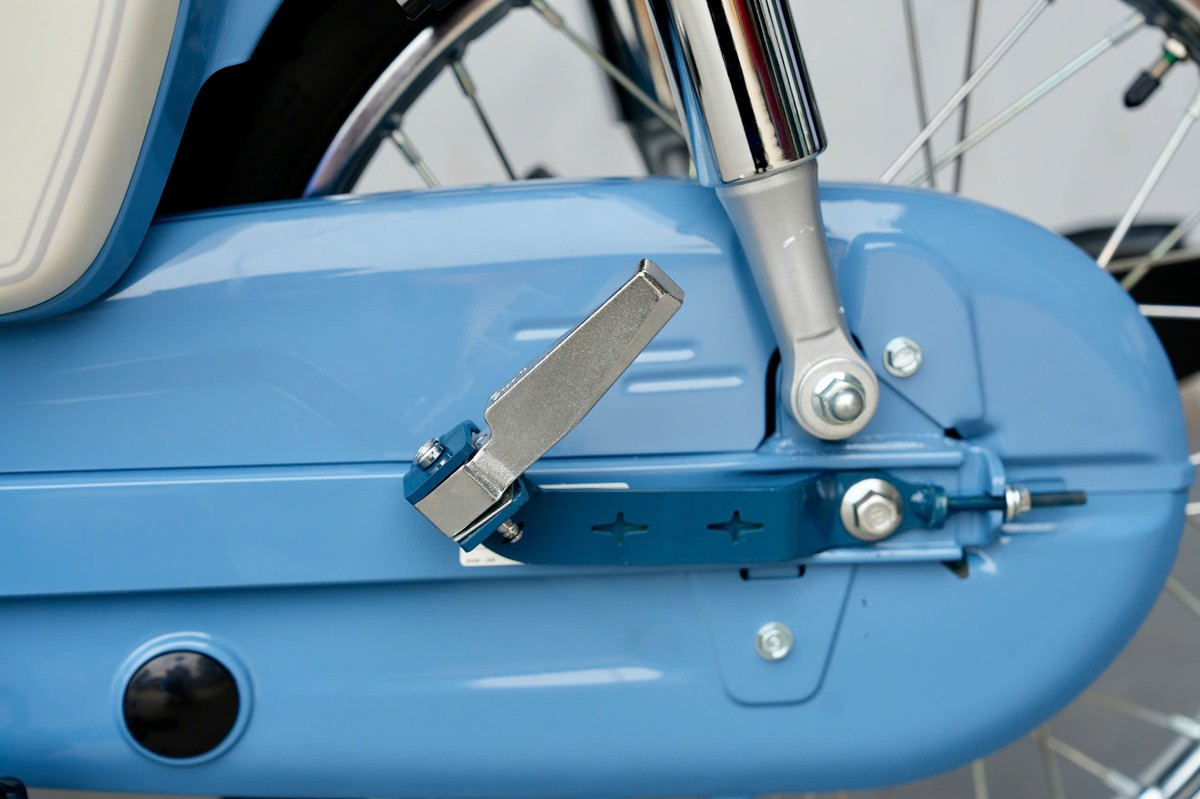 Chi tiết gác chân sau kim loại trên Honda Super Cub 50 Final Edition