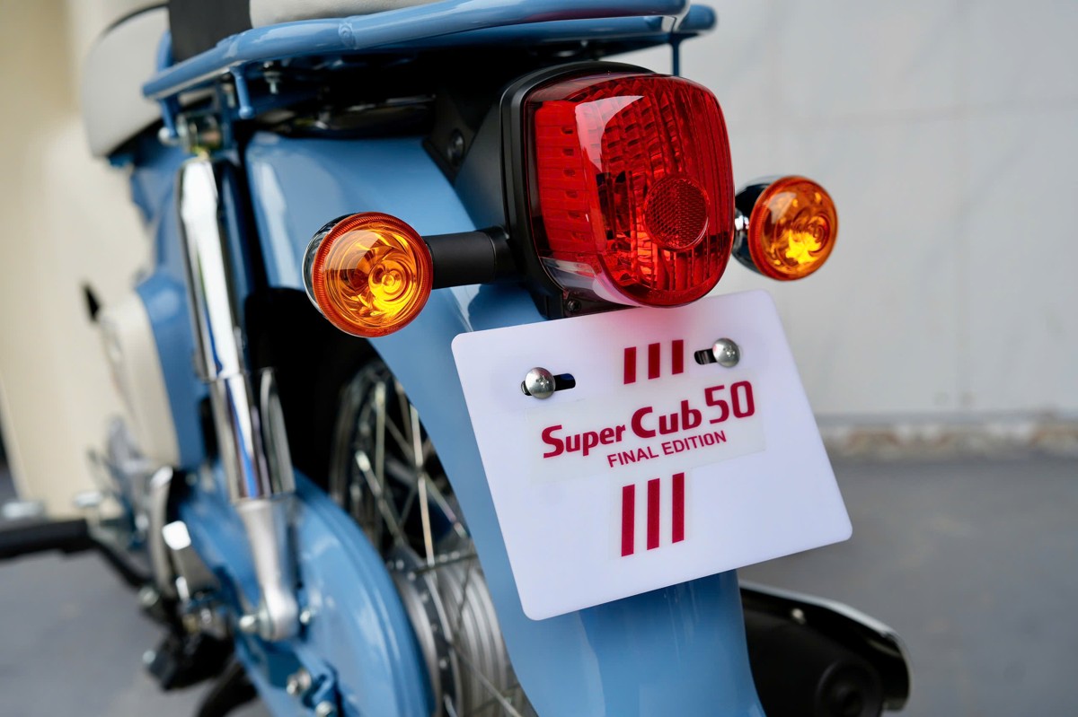Đèn hậu vuông và xi nhan tròn trên Honda Cub 50 Final Edition