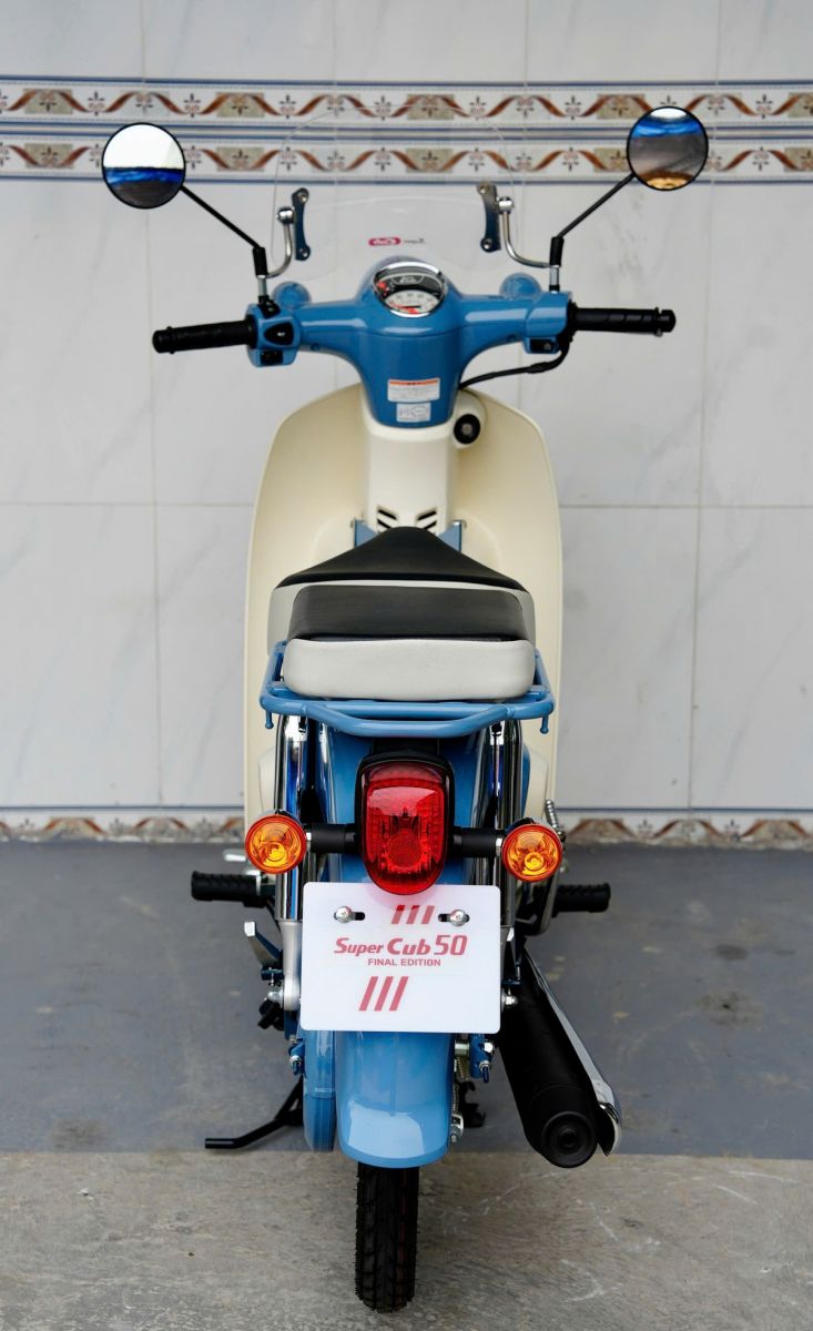 Phía sau Honda Cub 50 Nhật Final Edition với yên phụ và cụm đèn cân đối