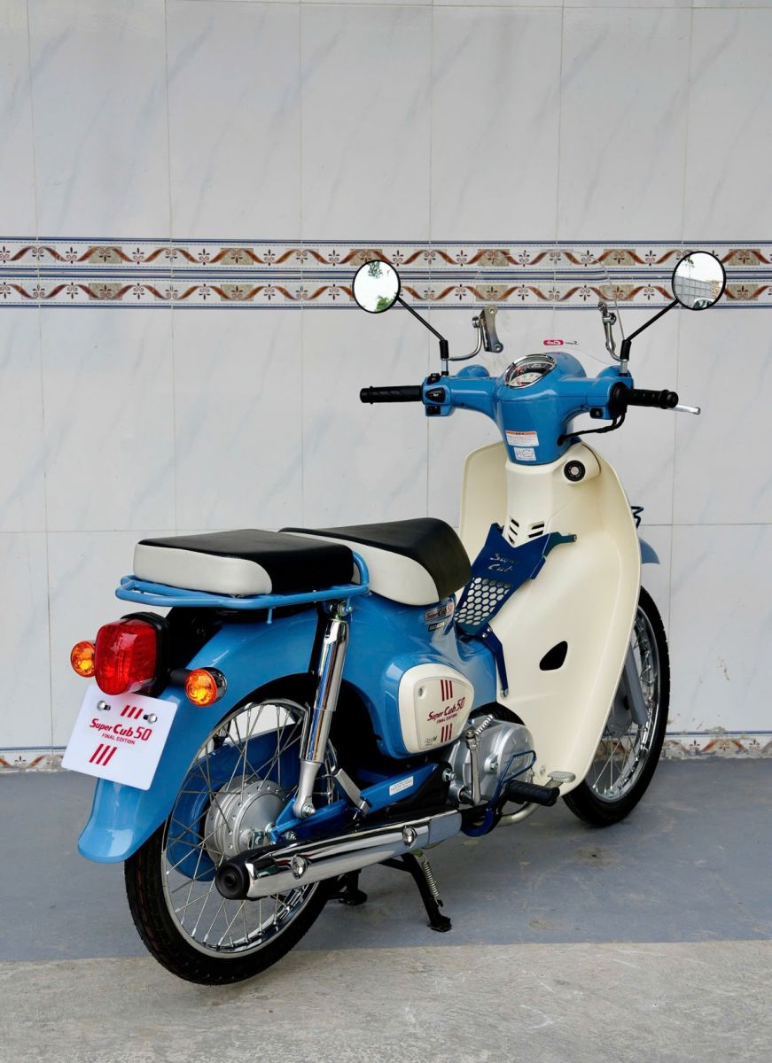Honda Cub 50 Final Edition nhìn từ góc sau trái với ống xả chrome