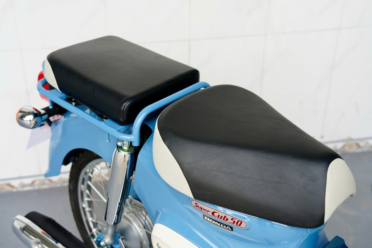 Bộ yên đôi Honda Super Cub 50 Final Edition phối hai tông màu