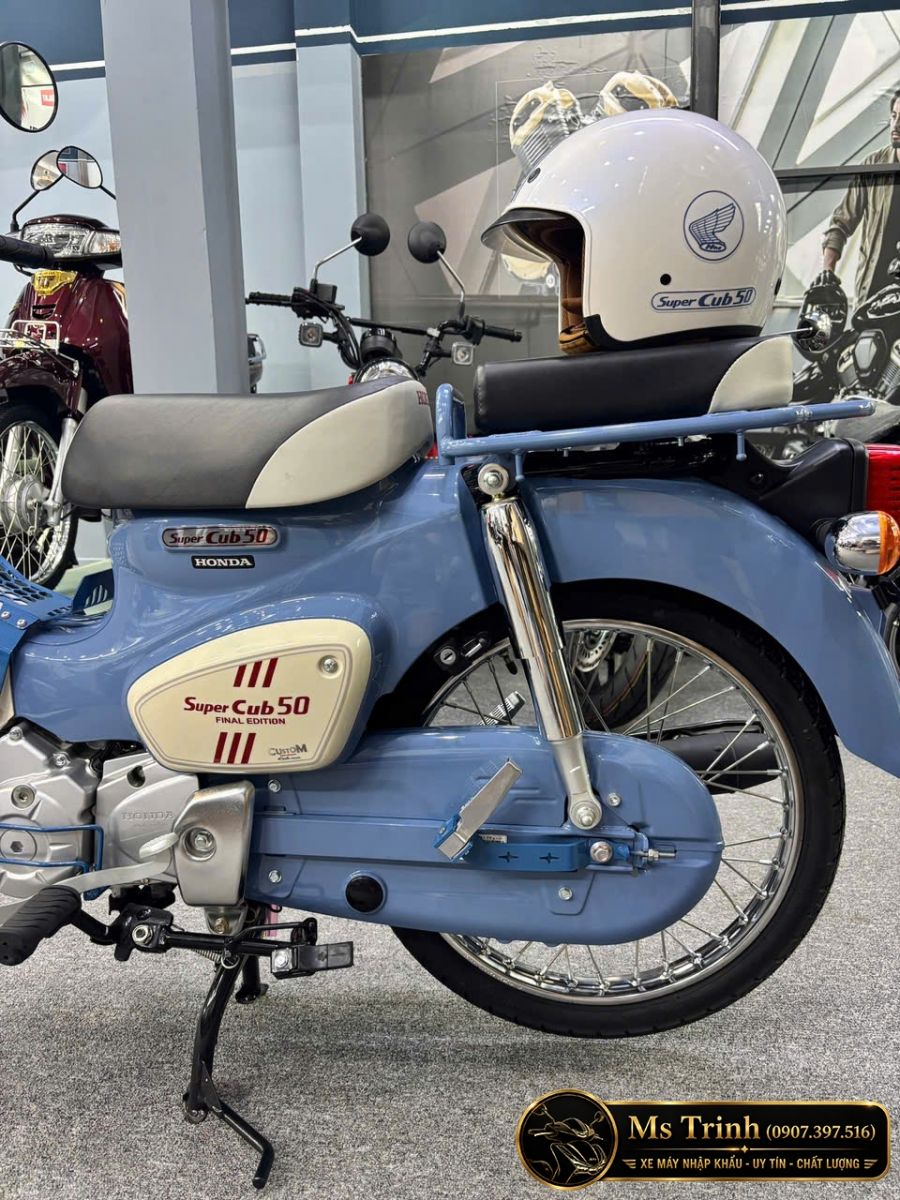 Honda Cub 50 Final Edition Custom với yên phụ và baga sau