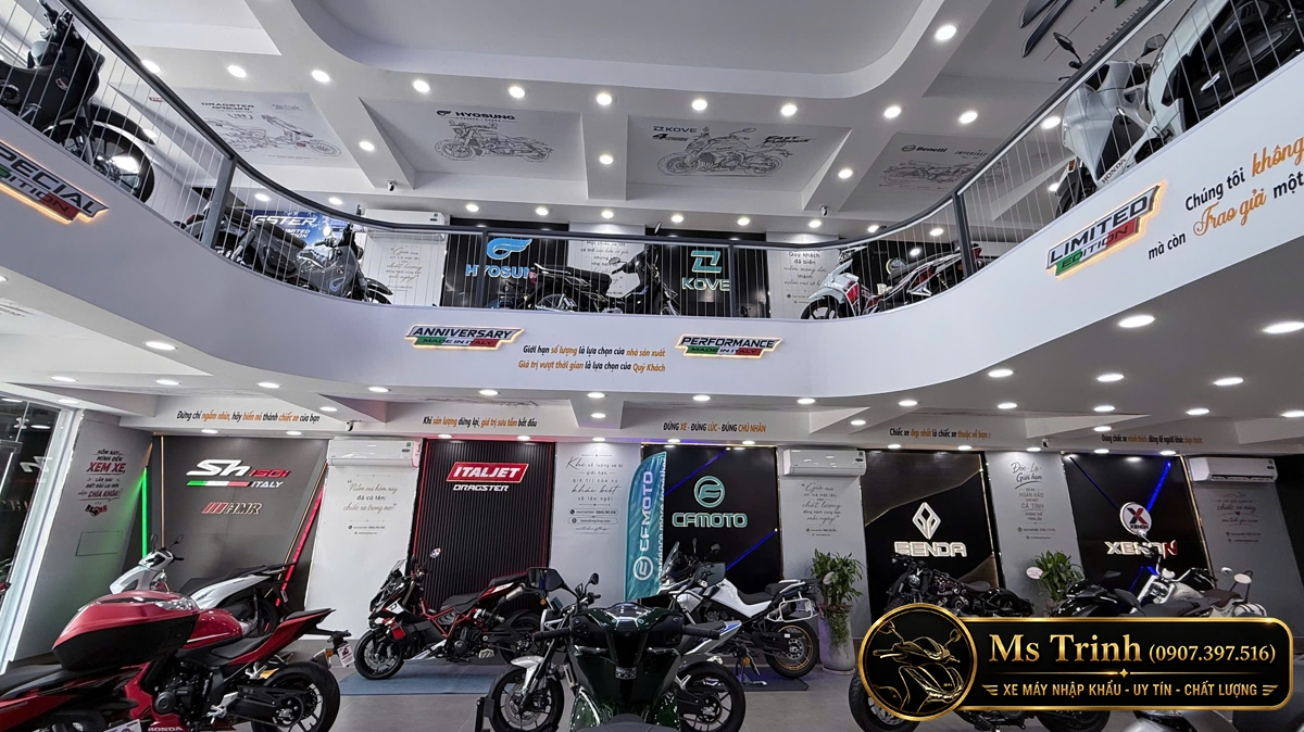 Khu vực trưng bày mô tô nhập khẩu Benda CFMoto và Italjet tại Đồng Tháp
