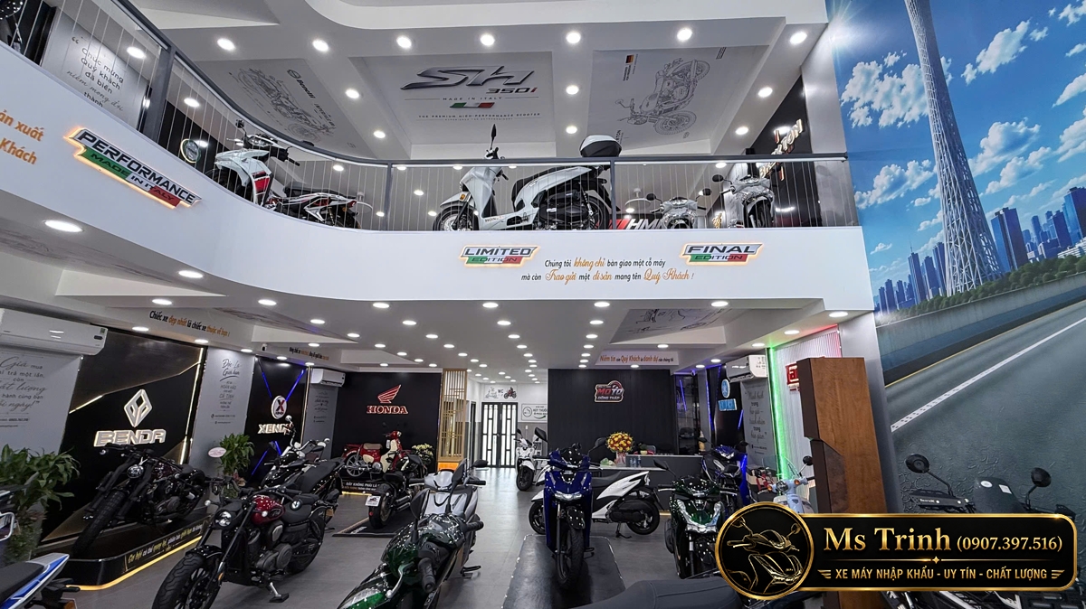 Không gian showroom xe máy Đồng Tháp sang trọng với hệ thống đèn hiện đại