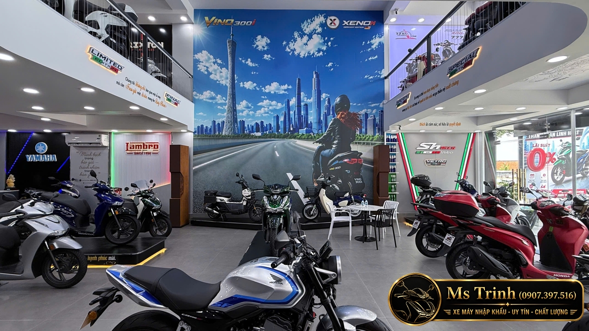 Khu vực tiếp khách và trưng bày xe máy nhập khẩu hiện đại tại Moto Đồng Tháp
