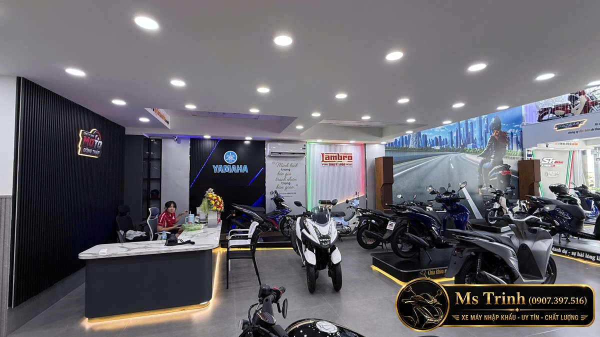 Quầy lễ tân Moto Đồng Tháp kết hợp khu trưng bày xe tay ga nhập khẩu