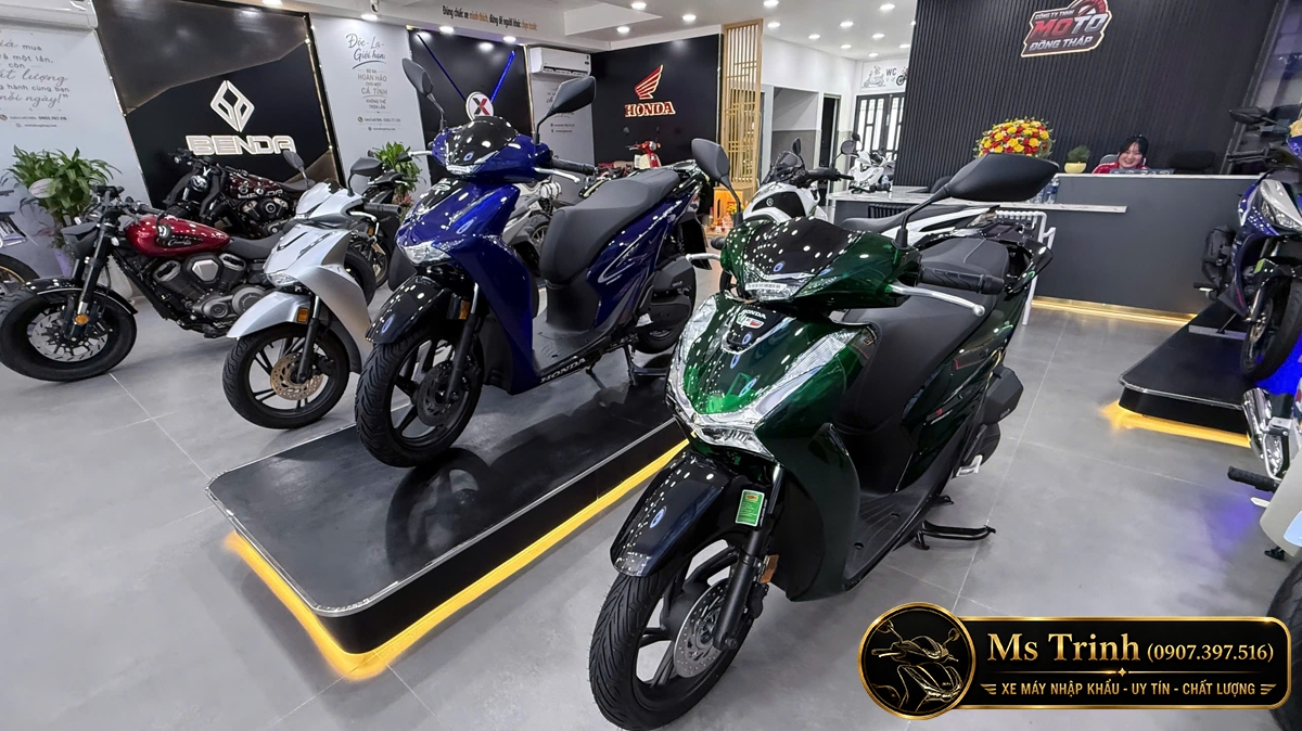 Honda SH150i Vetro 2 in 1 trưng bày nổi bật trước bức tường Vino 300i