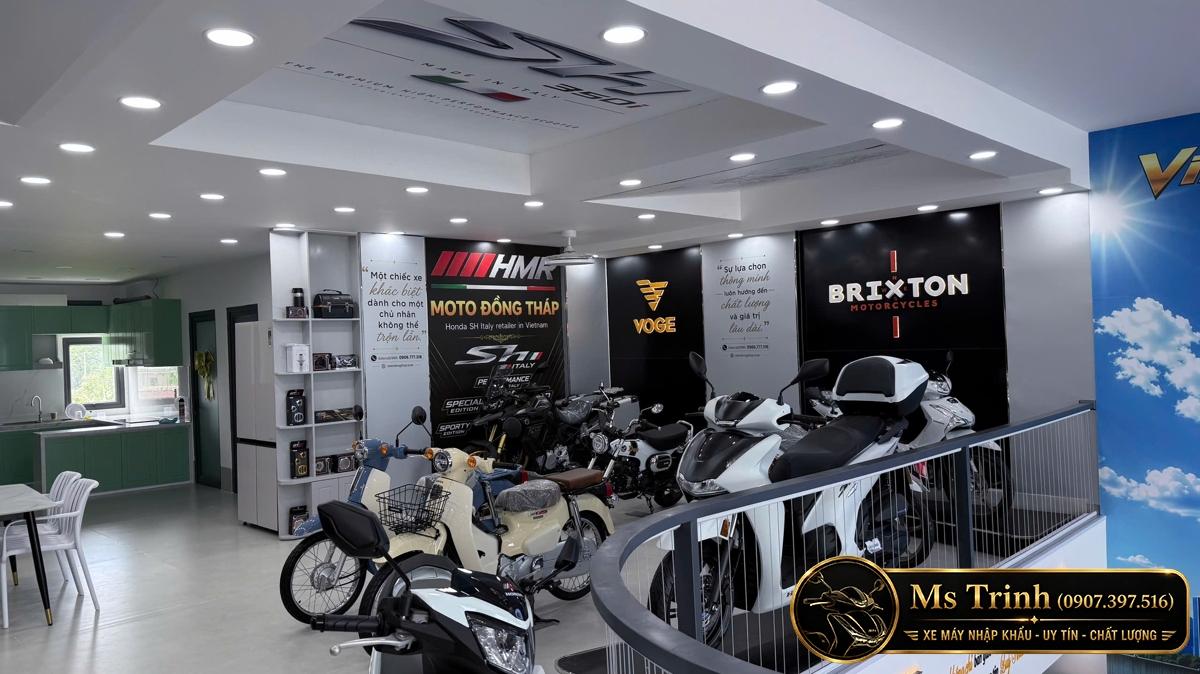 Khu vực tầng hai nhìn ra mặt tiền showroom Moto Đồng Tháp