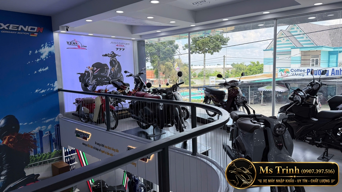 Bức tường Vino 300i và Xenon nổi bật trong showroom Moto Đồng Tháp
