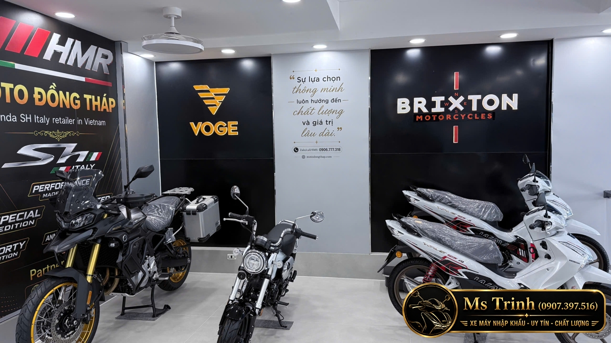 Honda SH150i Sporty màu trắng trưng bày tại khu vực tầng hai Moto Đồng Tháp